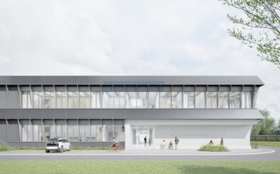 Modernes zweistöckiges Bürogebäude mit Glasfassade, Parkfläche und Eingang.