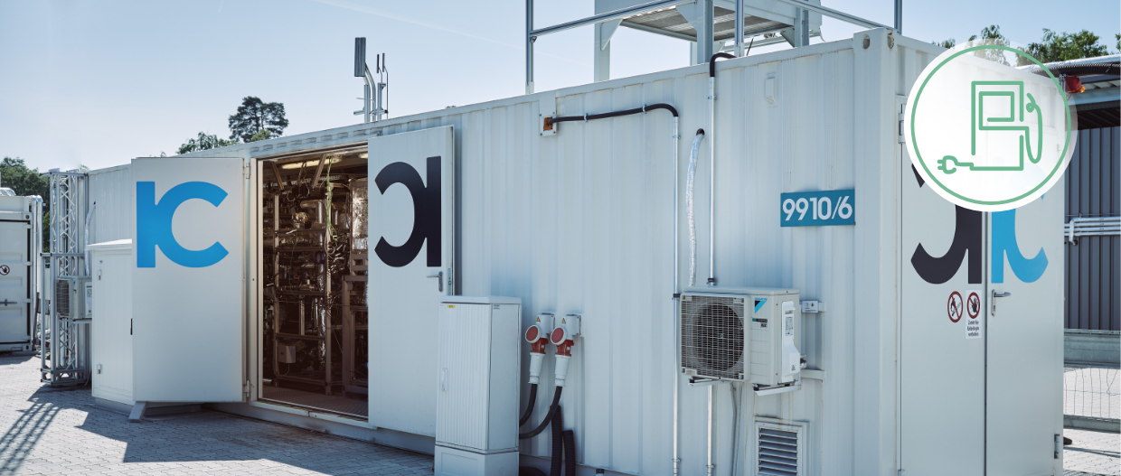 weißer Schiffscontainer mit der Power-to-Liquidanlage bei Tag mit geöffneten Türen.