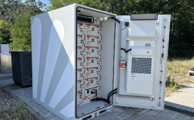 Offener Batteriespeicher-Container mit sichtbaren Modulen im Außenbereich.