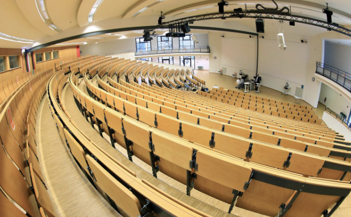 Hörsaal von oben mit Sitzreiehn und Blick auf die Projektsionsfläche. Hier wird künftig zur Energiewende gelehrt.