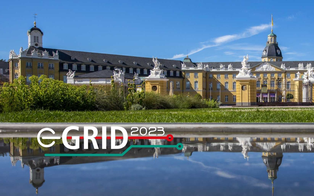 eGrid2023-Schriftzug vor dem Schloss Karlsruhe, das sich in einer Wasserfläche spiegelt