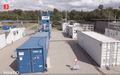 Containerpark von oben. Im linken Container wird aus Ökostrom umweltfreundliches Methan gemacht.